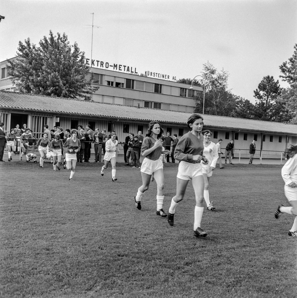 Le giocatrici dello Zurigo e dell Heuried entrano in campo per l inizio della partita.