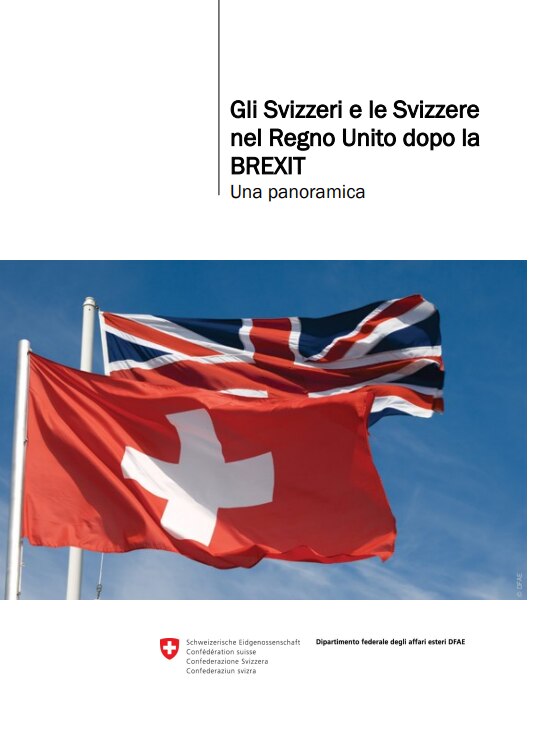 Copertina di opuscolo con bandiere svizzera e britannica in primo piano, titolo Gli Svizzeri e le Svizzere nel Regno Unito dopo