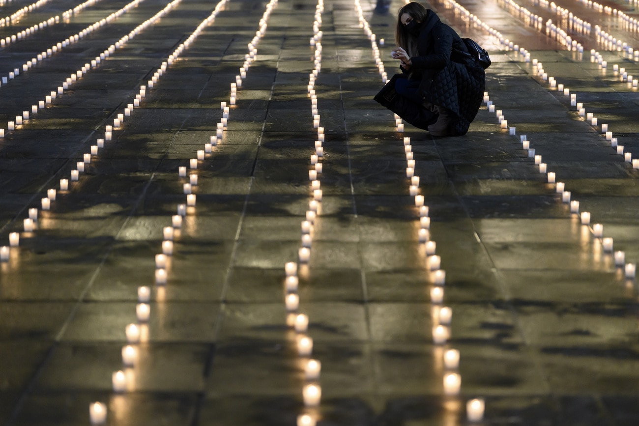 candele disposte per terra