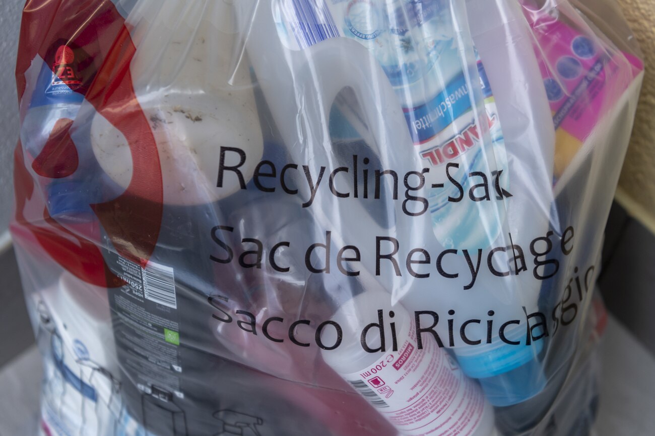 Un sacco di plastica trasparente per il riciclaggio della plastica.