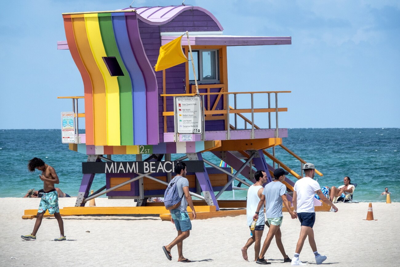 Una torre dei bagnini a Miami con i colori dell arcobaleno.