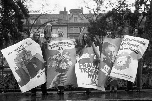 Donne con manifesti a favore del suffragio femminile nel febbraio 1971