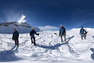 I membri della spedizione in piedi in cima al ghiacciaio
