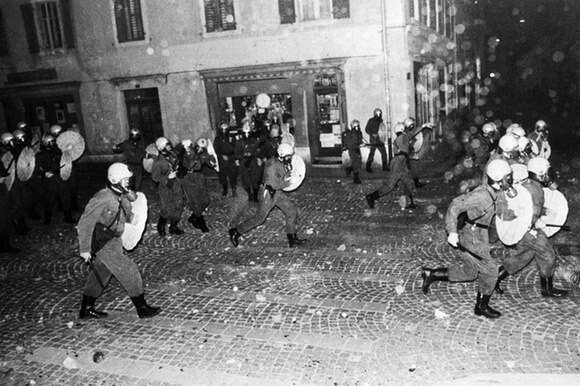 Szene wie aus einem Bürgerkrieg: Grenadiere der Berner Kantonspolizei gehen 1977 in Moutier gegen Separatisten vor.