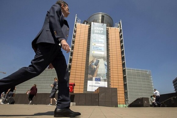 Una grossa insegna sullo stabile sede della Commissione europea a Bruxelles annuncia la fine del roaming con sovrapprezzo in Ue.