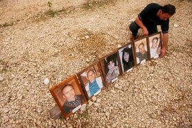 Dans l attente de corps d Albanais du Kosovo découverts dans une fosse commune aux abords de Belgrade