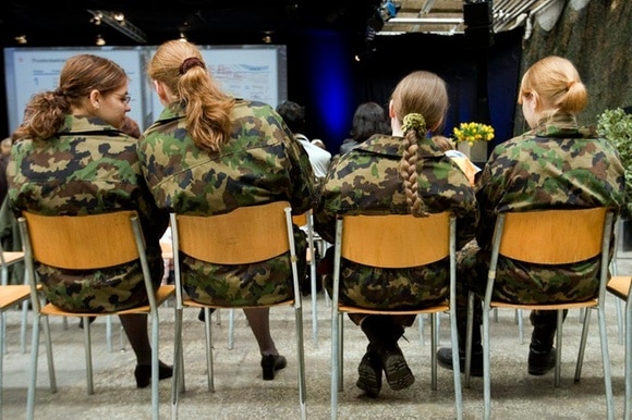 Soldatinnen von hinten bei einem Kurs