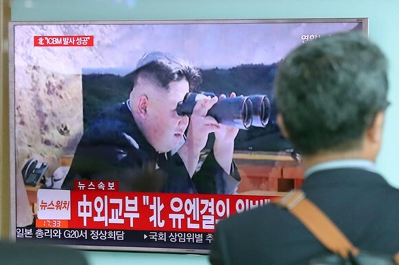 Un sudcoreano guarda alla tv un servizio sul test missilistico nordcoreano
