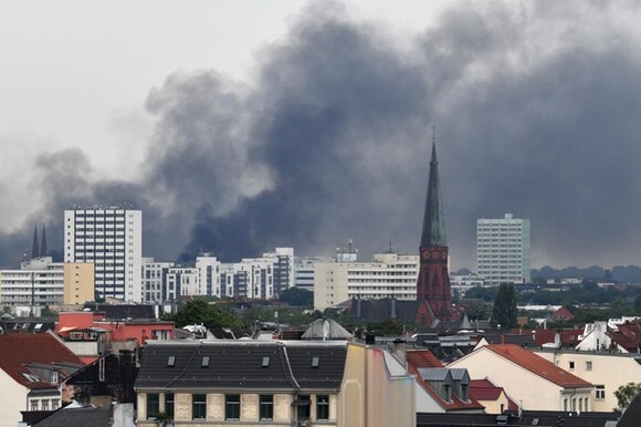 Panorama della città di Amburgo con fitto fumo nero a causa degli incendi provocati dai manifestanti anti G20