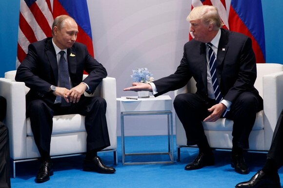 Vladimir Putin e Donald Trump a colloquio, a margine del G20 di Amburgo.