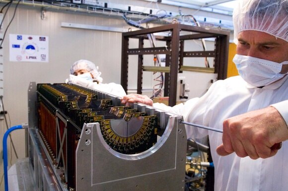 Un tecnico del CERN al lavoro durante la messa a punto dell acceleratore di particelle LHC nel 2007.
