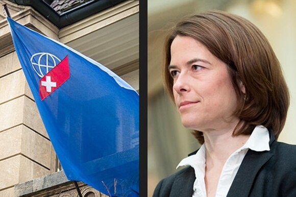Sulla sinistra il vessillo dell Organizzazione degli svizzeri all estero e sulla destra Petra Gössi.