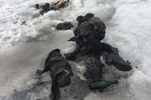 Cadavere con oggetti nella neve