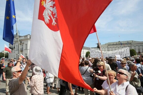 Proteste in Polonia per le contestate leggi contro l autonomia dei giudici