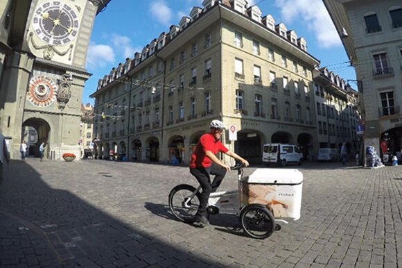 Consegna formaggio nella città vecchia di Berna su una bici da trasporto