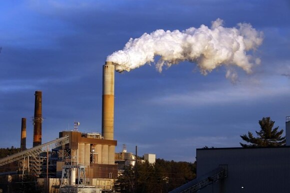 In un immagine d archivio scattata negli USA, una colonna di fumo esce dalla ciminiera di una centrale a carbone.