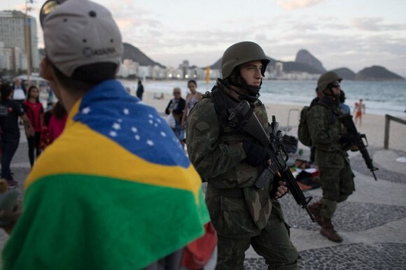 Sulla spiaggia di Copacabana, due dei soldati chiamati a garantire l ordine pubblico a Rio de Janeiro.