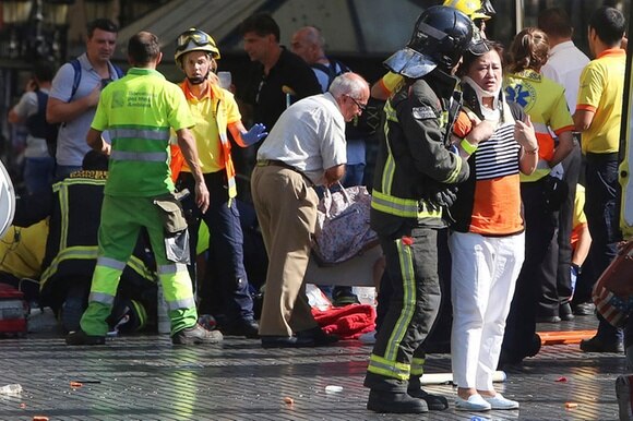 Le vittime dell attentato a Barcellona soccorse da polizia e pompieri