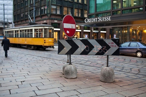 Un tram giallo transita davanti alla filiale di Milano del Credit Suisse.