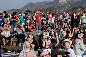 Persone osservano l eclissi di sole a Hollywood