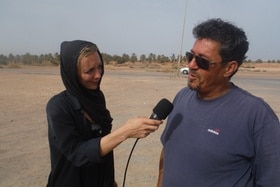 امرأة تستجوب رجلا في ليبيا