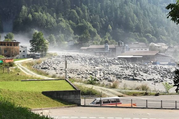 In un immagine scattata dall inviato del Quotidiano, la nuova colata di detriti e fango in val Bregaglia.