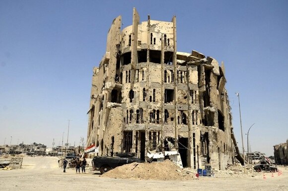 Edificio storico mezzo distrutto a Mossul.