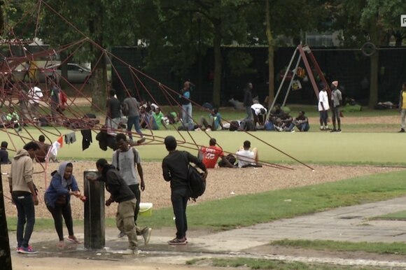 Sono tra 500 e 600 i migranti che si sono accampati in un parco di Bruxelles in attesa di poter scappare verso la Gran Bretagna