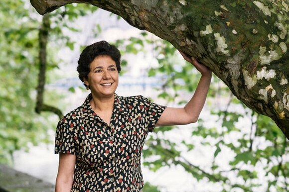 Saïda Keller-Messahli sorride con una mano appoggiata a un albero