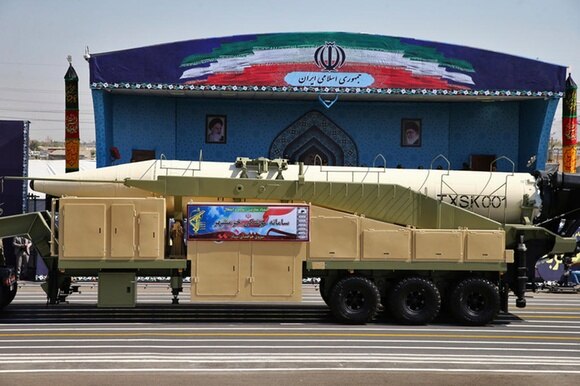 Il nuovo missile iraniano presentato durante una parata militare a Teheran