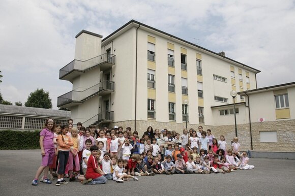 bambini sul piazzale della scuola svizzera bergamo