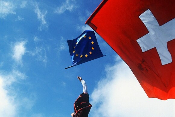 Sbandieratore con bandiere svizzera e dell UE