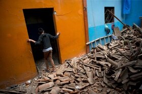 Ragazzo davanti a una casa in rovina a Oaxaca