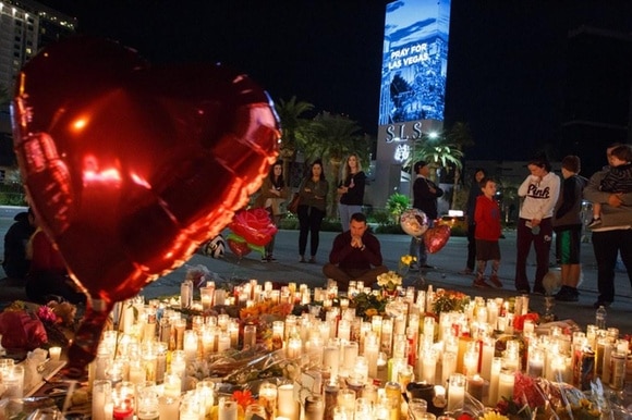 Veglia a Las Vegas dopo la strage che ha ucciso 59 persone e ferito più di 500