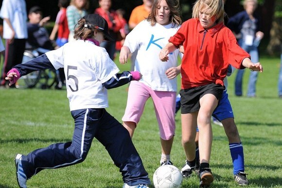 quattro ragazze con handicap giocano a calcio.