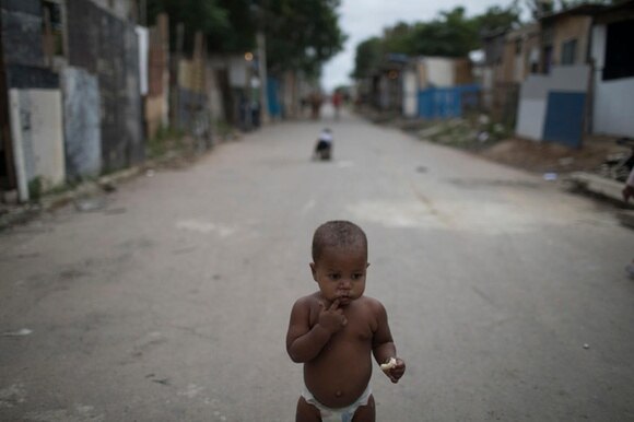 Ogni anni nel mondo muoiono 3 milioni di bimbi per fame. Soffrono di malnutrizione cronica oltre 155 milioni di bambini