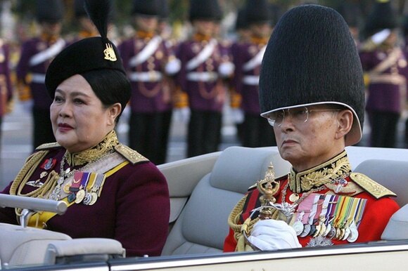 Il re di Thailandia, Bhumibol Adulyadej, e la consorte Sirikit in un auto scoperta.
