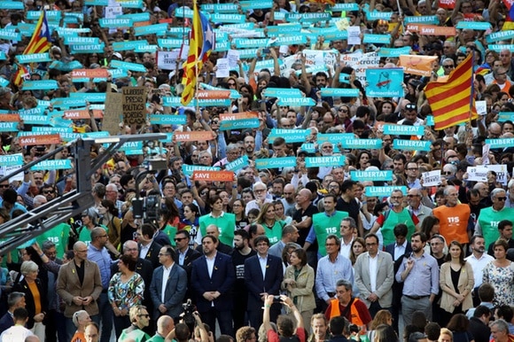 Grande partecipazione alla manifestazione a Barcellona contro la decisione di Madrid di destituire il governo catalano