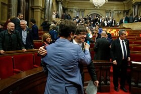 La gioia del presidente catalano Carles Puigdemont dopo l esito del voto