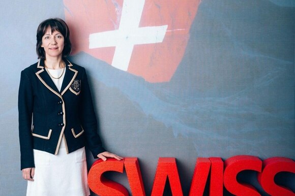 Andrea Rauber Saxer posa davanti alla bandiera svizzera