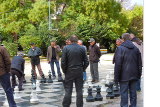 Uomini che giocano a scacchi nella strada a Sarajevo