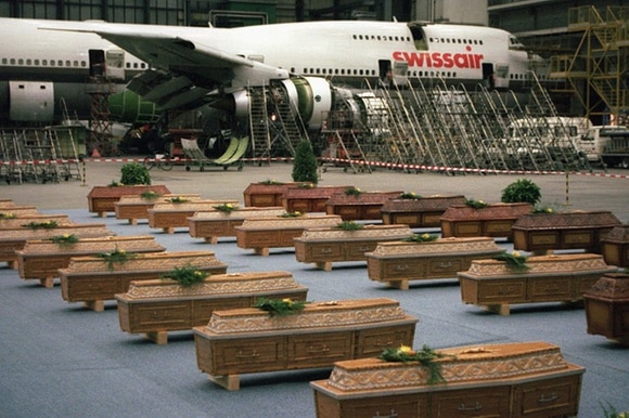 bare delle 36 vittime svizzere di Luxor in un hangar dell aeroporto di zurigo