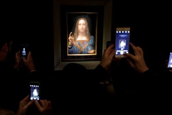 Immagine della tela di Leonardo Salvator Mundi esposta da Christie s a New York