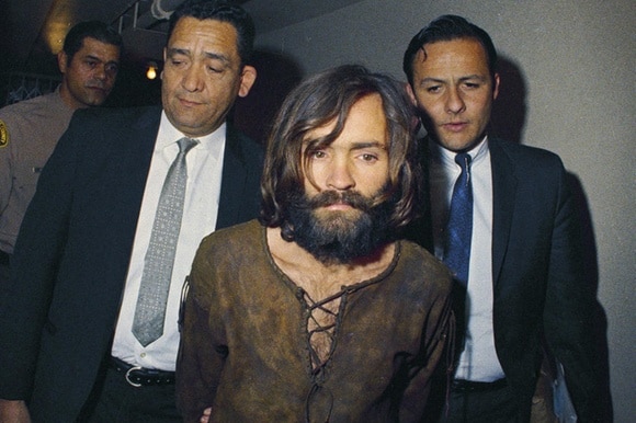 Charles Manson nel 1969 al momento dell arresto per essere il mandante della strage di Bel Air