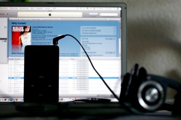 Un iPod davanti a un computer, in un immagine d archivio.