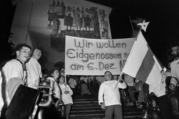 gente in strada a Svitto per protestare contro l adesione allo spazio economico europeo nel 1992