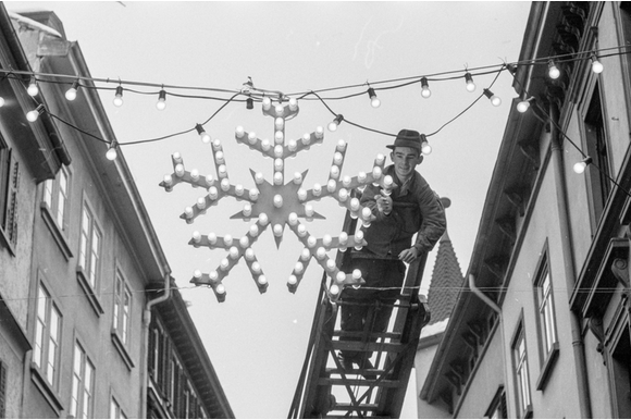Arbeiter auf Leiter bei einem Weihnacvhtsstern