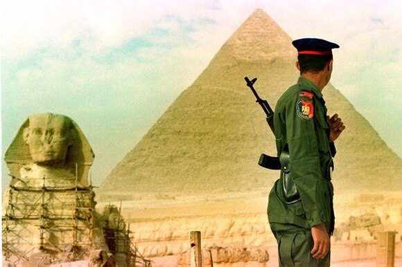 Un soldato egiziano pattuglia le piramidi.