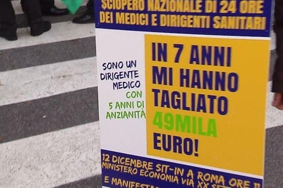 cartellone esposto dai medici in sciopero in italia