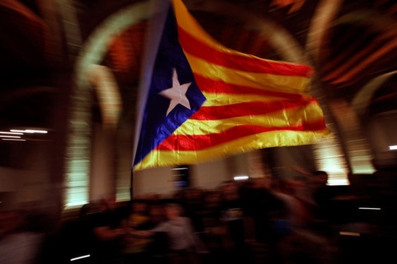 Immagine di una bandiera catalana sventolata dopo il risultato delle elezioni